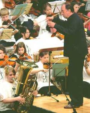 © Nikolaus Harnoncourt dirigiert das Mur-Mürztaler Jugendsinfonieorchester im Austria Center Vienna im April 2005.