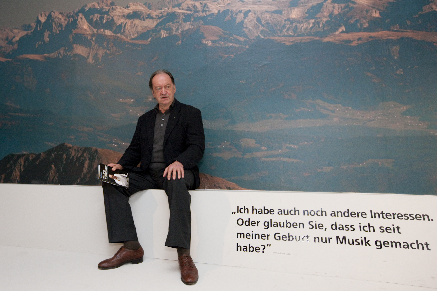 © Werner Kmetitsch. Nikolaus Harnoncourt vor einem Alpenpanorama (Ausstellung im Stadtmuseum Graz 2009)