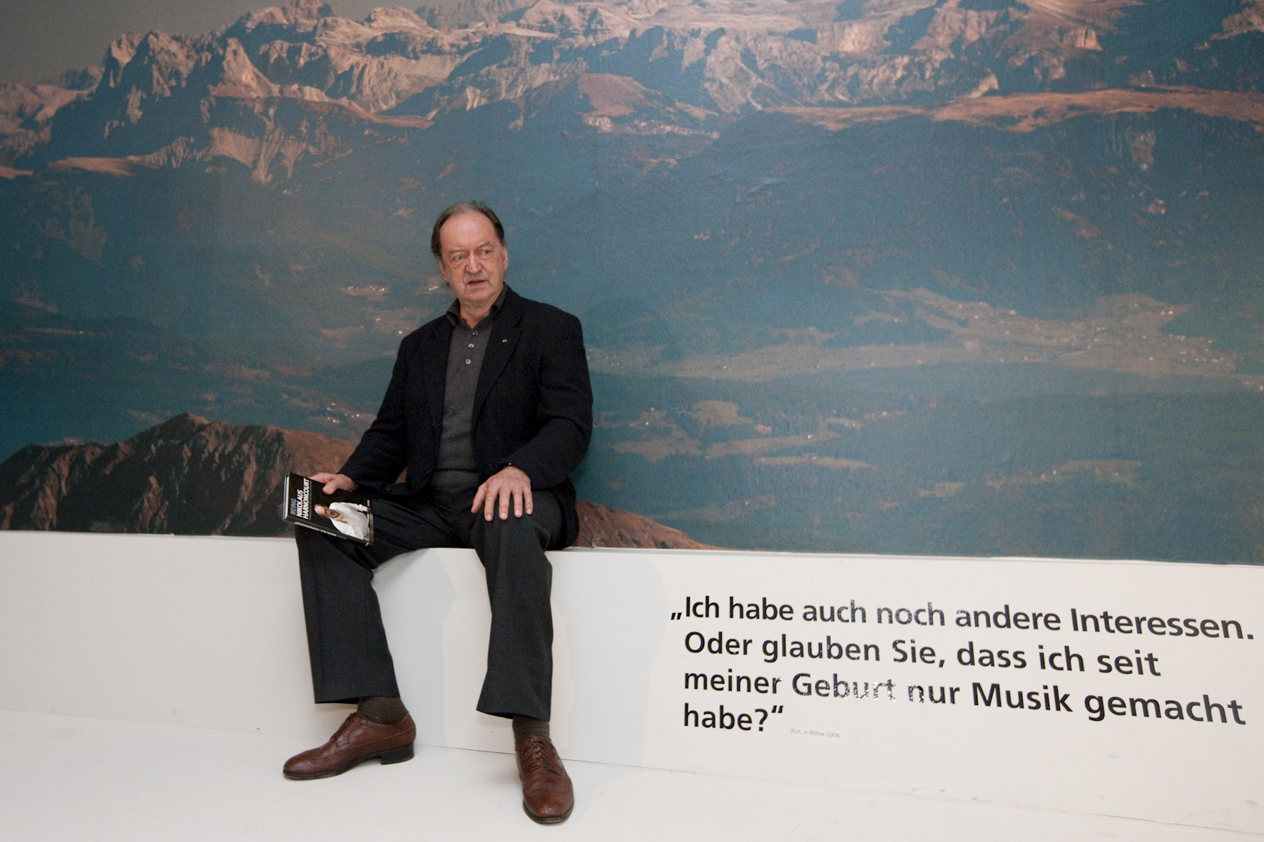 &copy;&nbsp;Werner Kmetitsch. Nikolaus Harnoncourt vor einem Alpenpanorama (Ausstellung im Stadtmuseum Graz 2009)